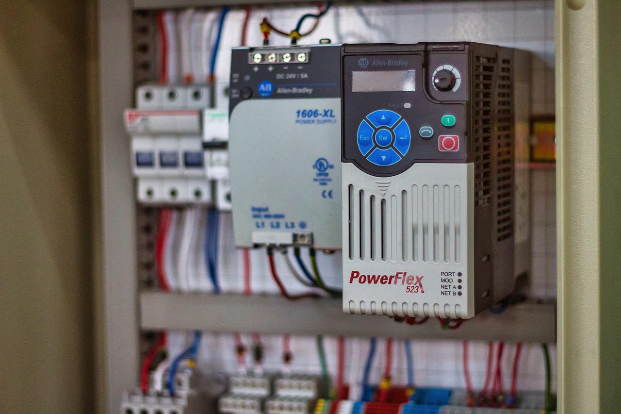 The PLC working with electric contact pressure gauge