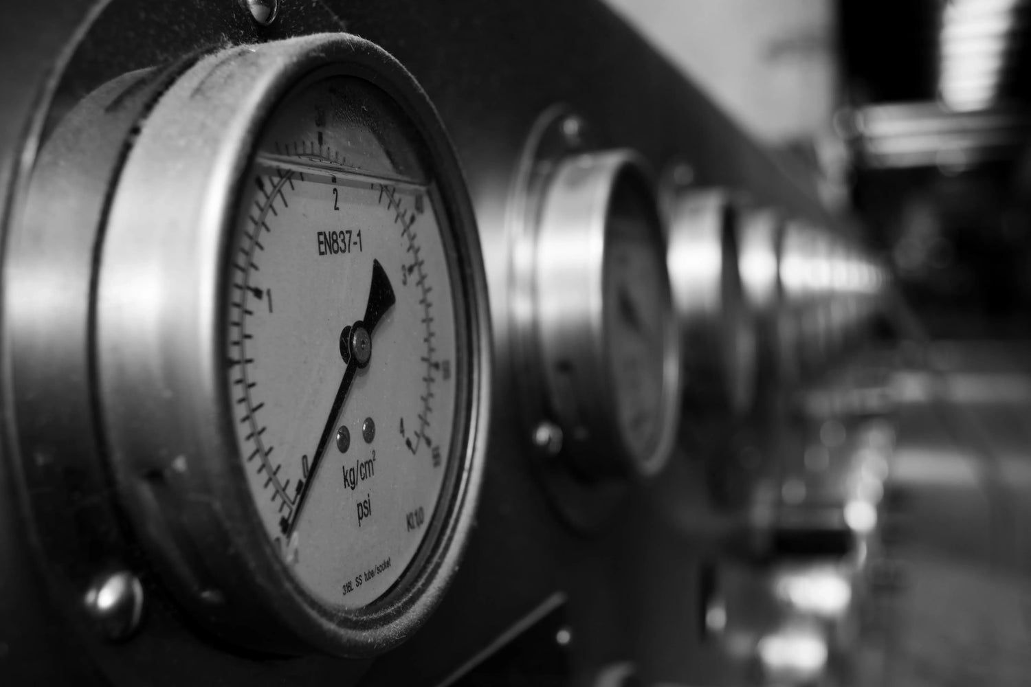 Stainless steel material liquid filled pressure gauges mounted on the machine's panel